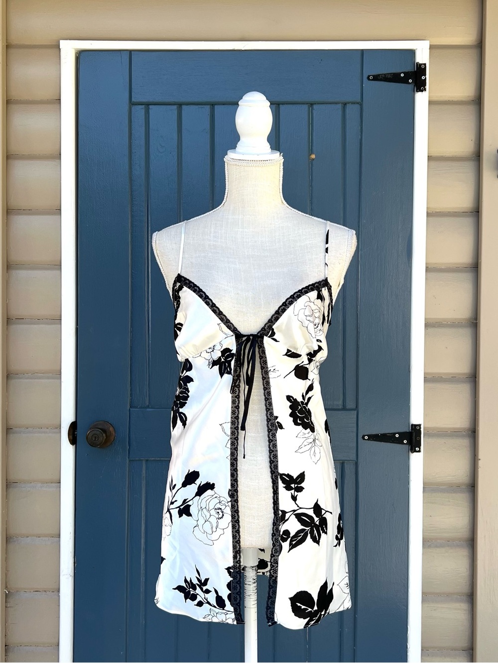 Victoria's Secret White and Black Floral Tie Front Babydoll Size M